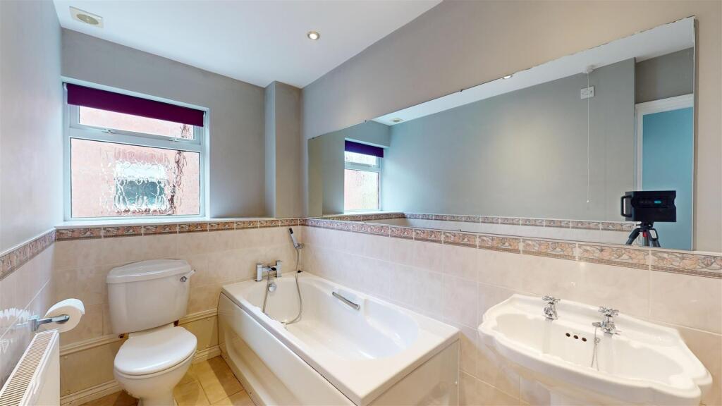 Bicton Heath, Haresfield 5 Bathroom.jpg