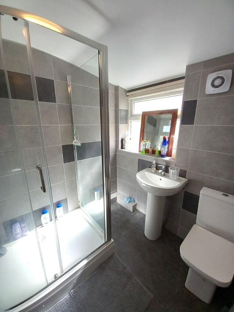 SHOWER ROOM 2