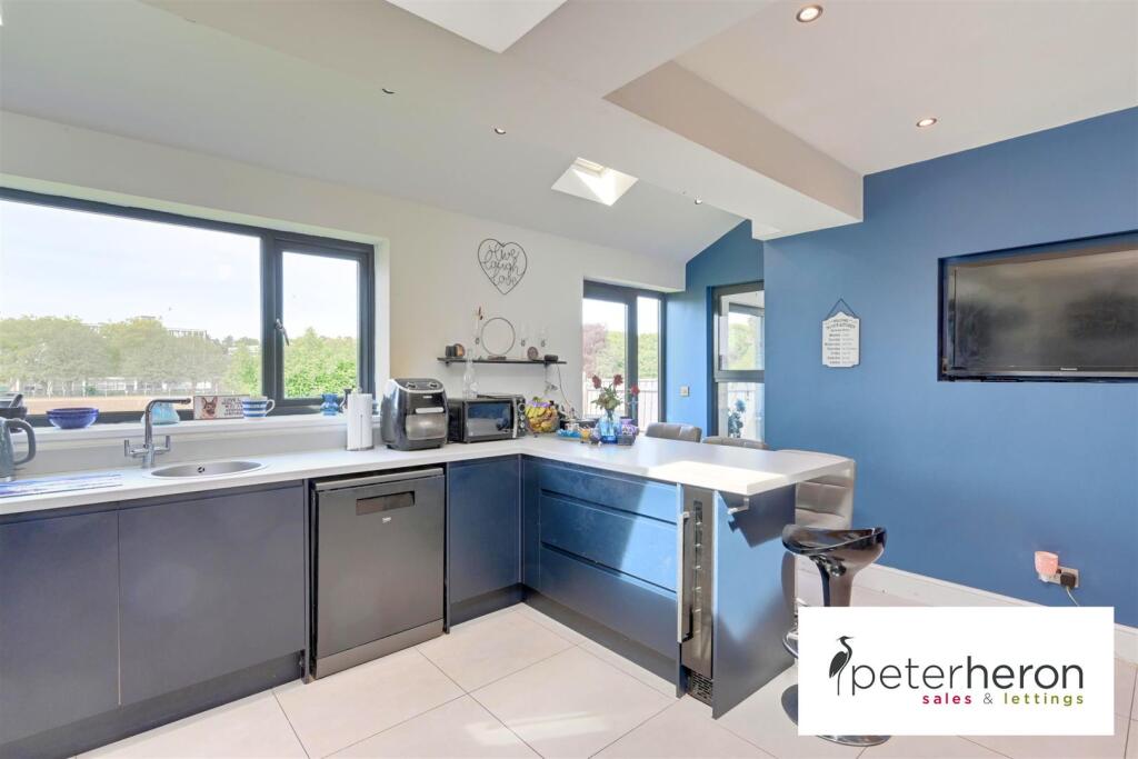 Breakfasting Kitchen