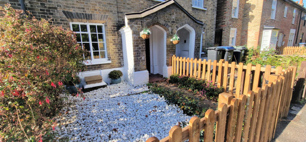 FRONT GARDEN