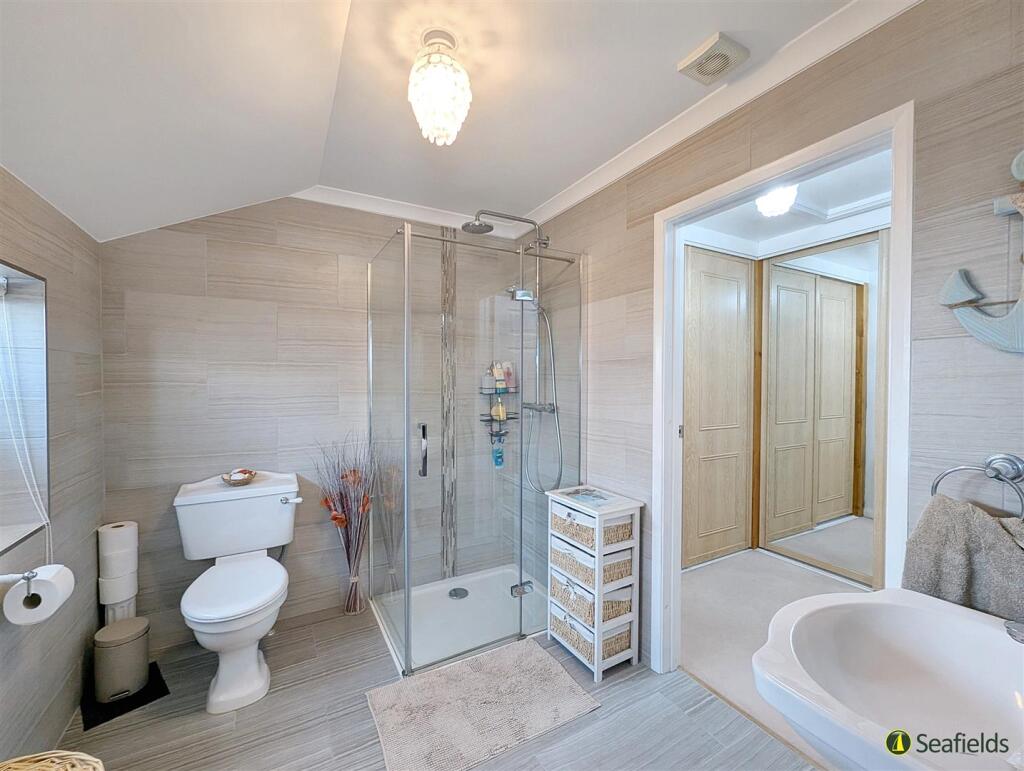 En suite 1 to Dressing Room