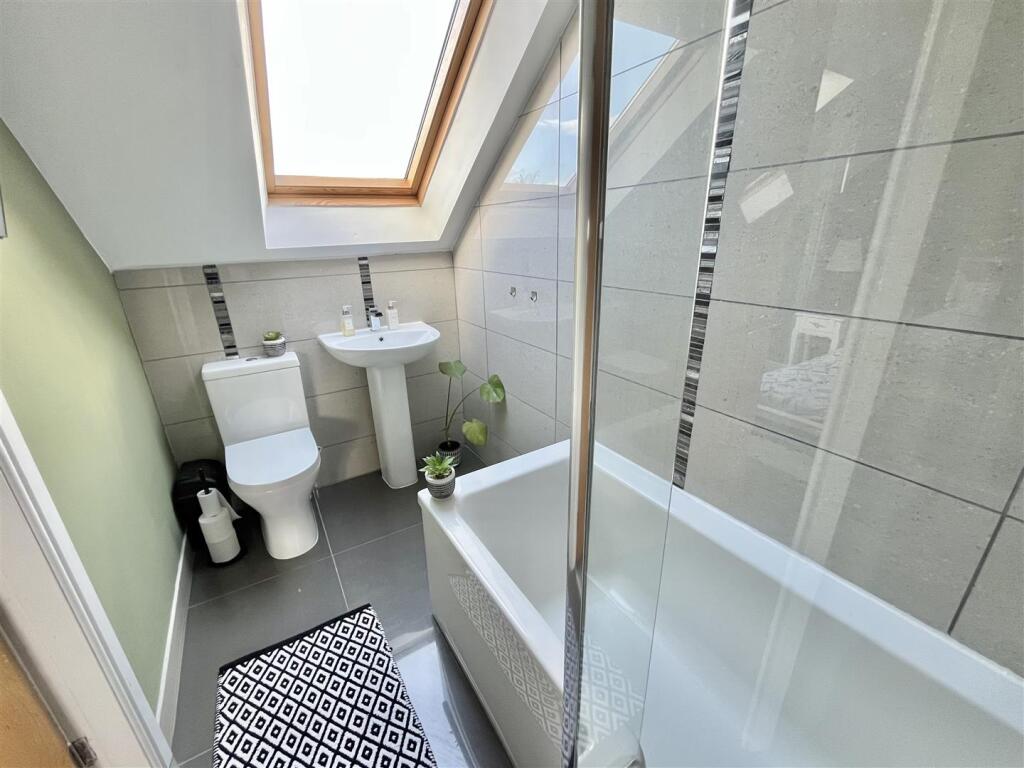 En Suite Bathroom - Bed 1