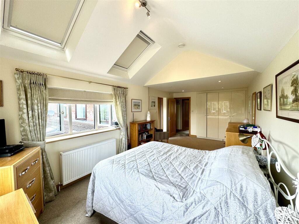 PRINCIPAL BEDROOM