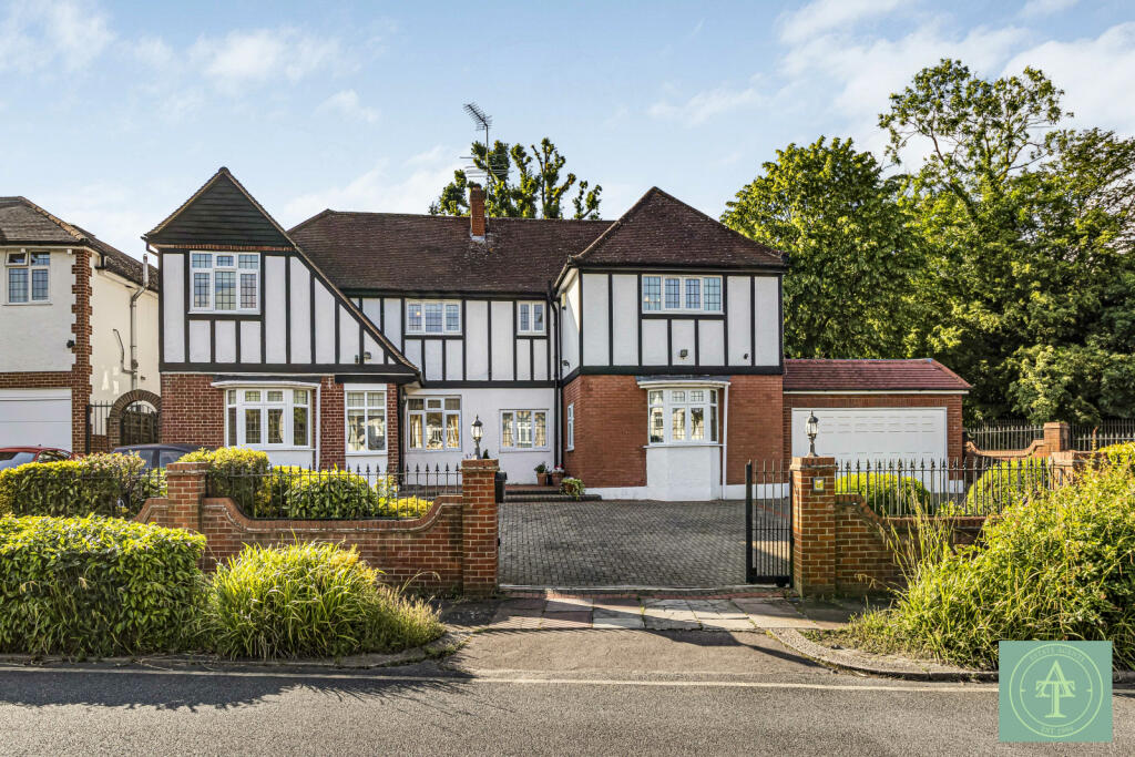 6 Bedroom Detached for Sale