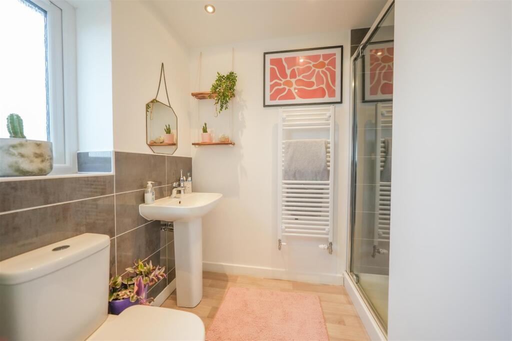 EN-SUITE SHOWER ROOM