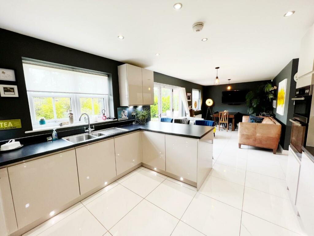 Kitchen Diner pic 1.jpg