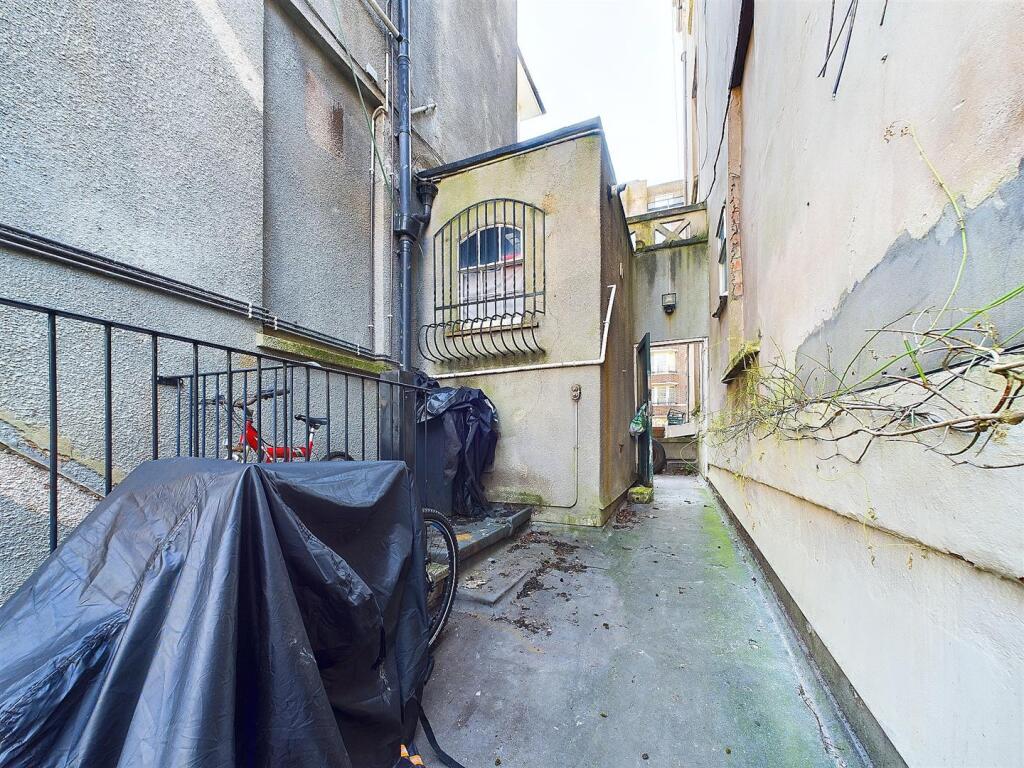 11 - 1 bedroom garden flat.jpg