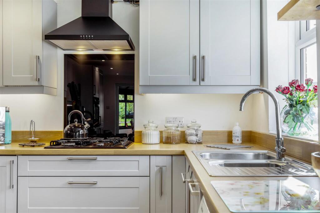 Wisteria (Friskney)-27.jpg