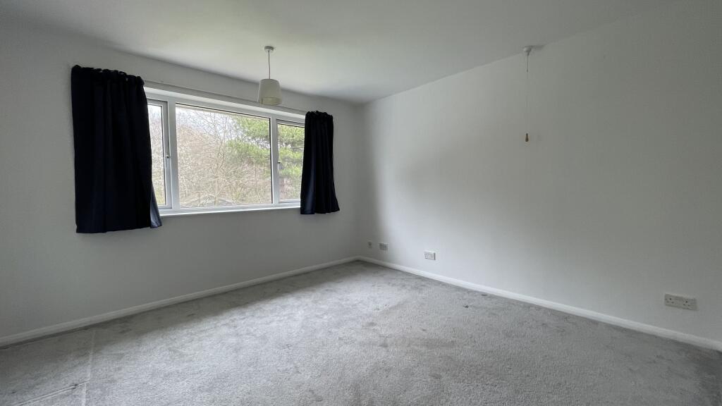 bedroom b.JPG