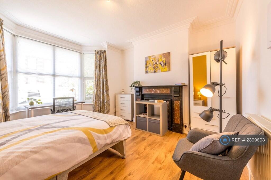 Bedroom (Plenty Of Storage!)