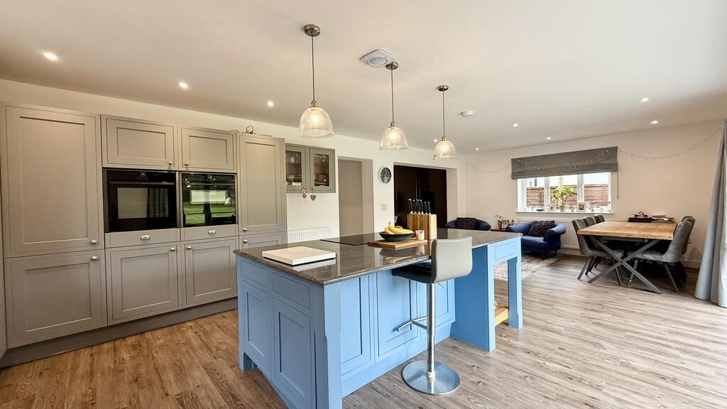 Kitchen/family ro...