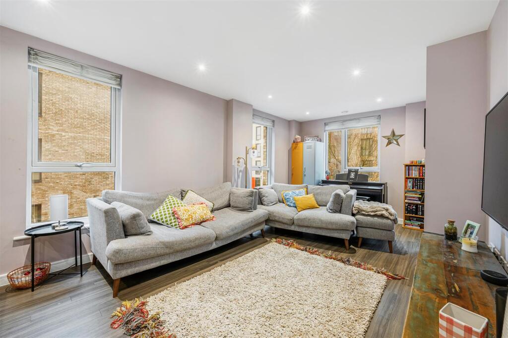 21 Donne Court-2.jpg