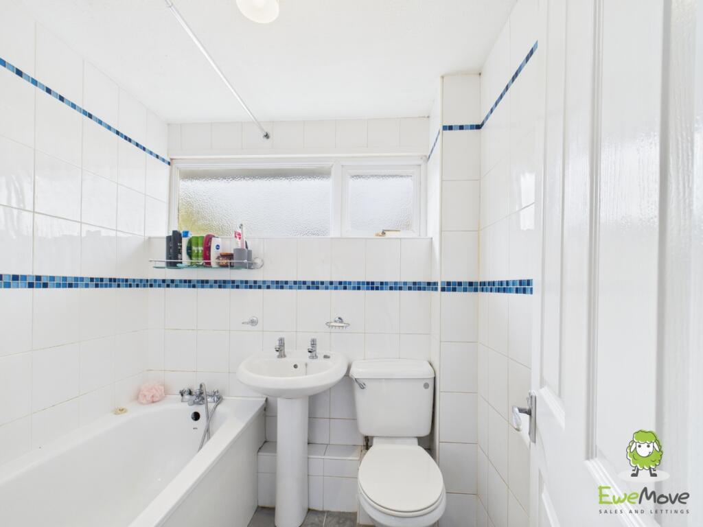 EweMove Estate Agents Basingstoke - Lea Close - Ba