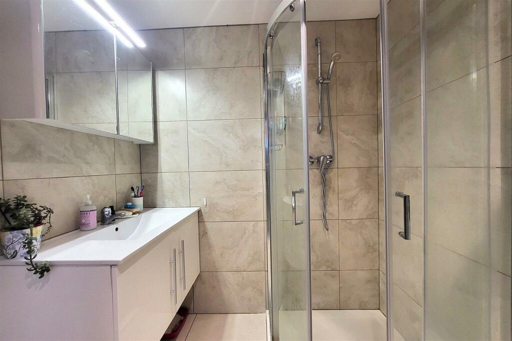 EN SUITE SHOWER ROOM: