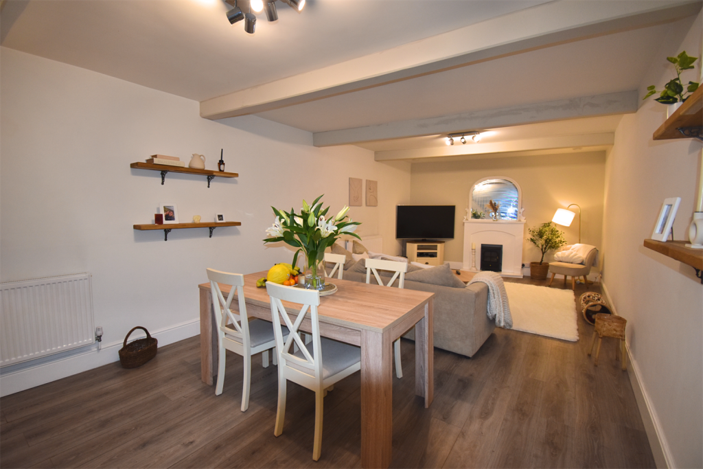 Sitting / Dining Roo