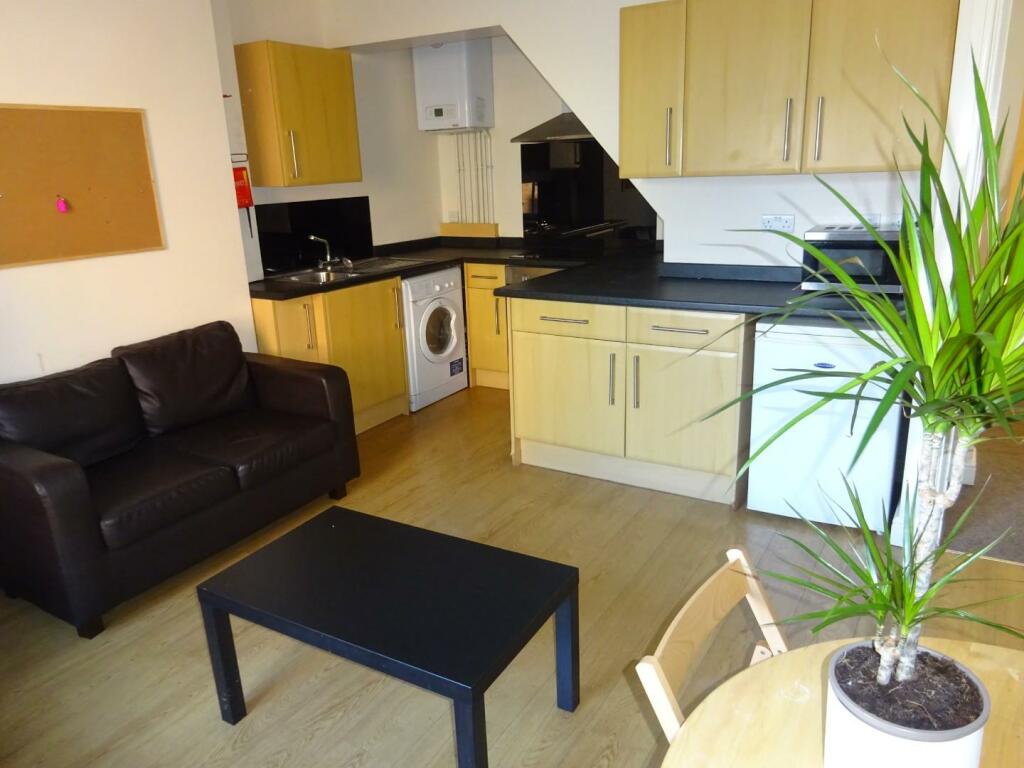497a Glossop - kitchen area.JPG
