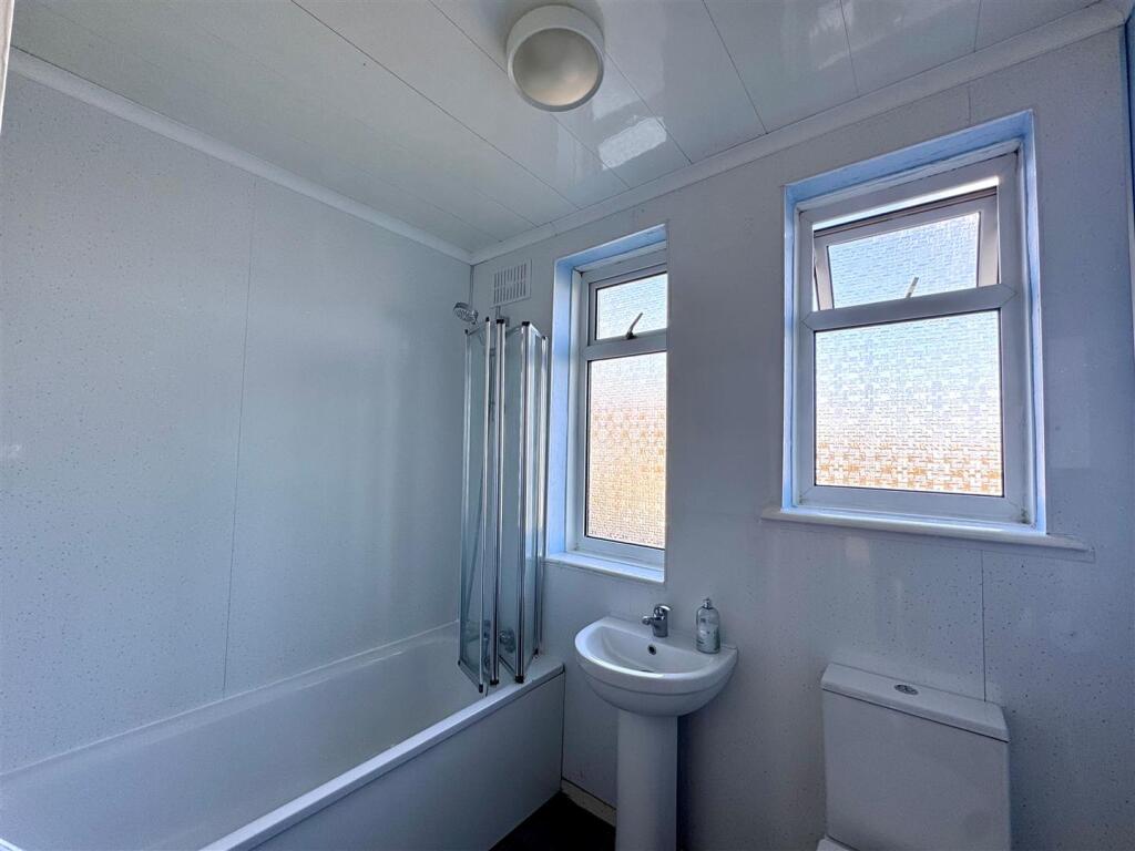 BATHROOM 3.jpg