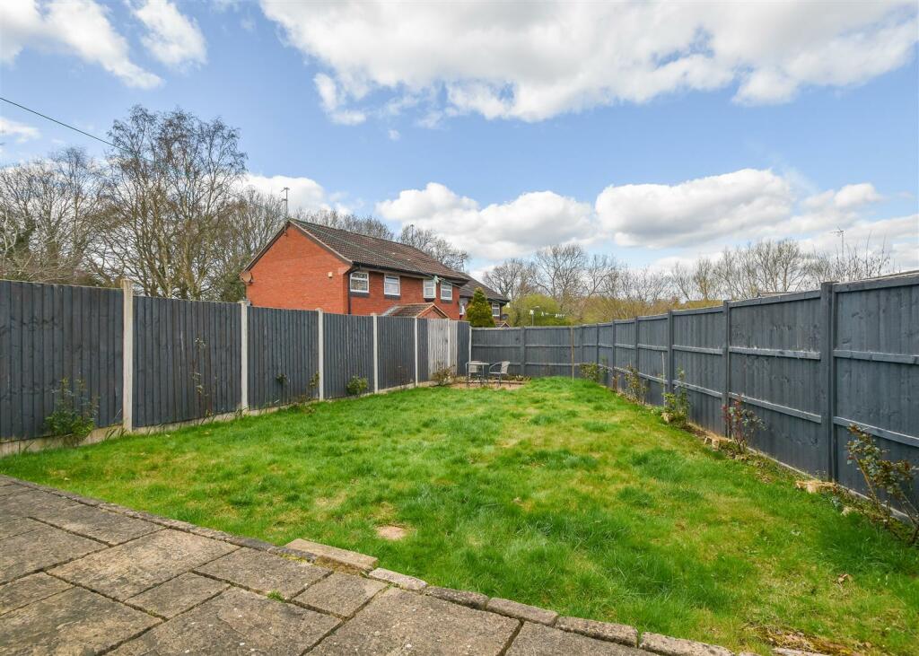 37 The Longlands - Garden 2.jpg