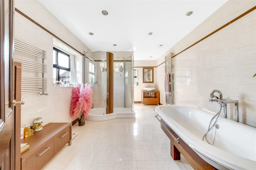 bedroom one en-suite.jpg