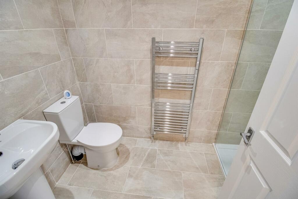 EN SUITE SHOWER ROOM/W.C.