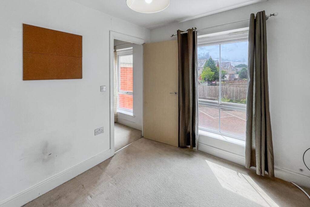 40 Reynolds Avenue, Redhill, Surrey, RH1 1TJ