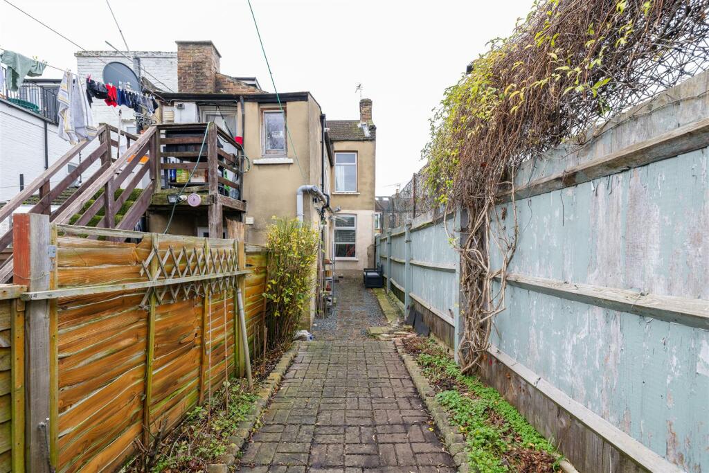 Dawlish Road, E10
