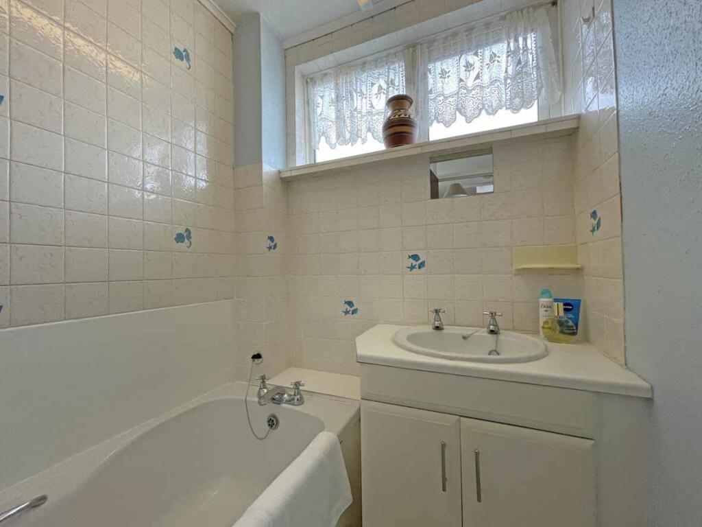 Yelamptone Drive 5 Bathroom.jpg