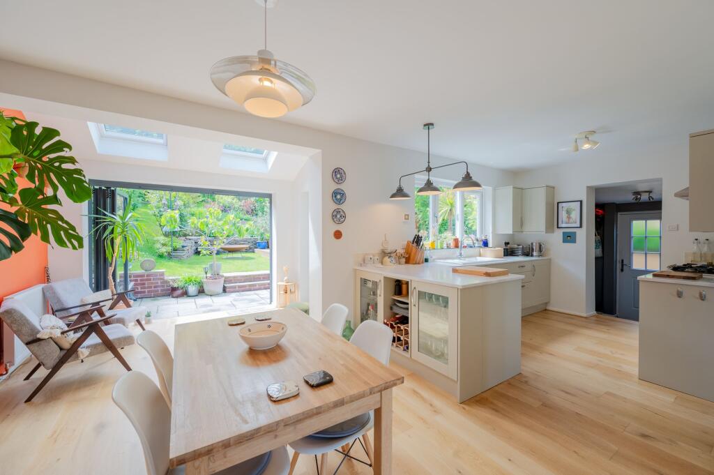 KITCHEN/DINER AND LOUNGE