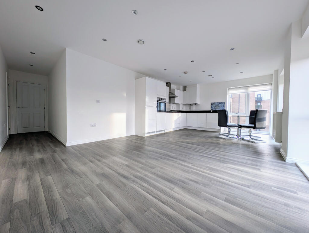 Immaculate 2 Bed Flat