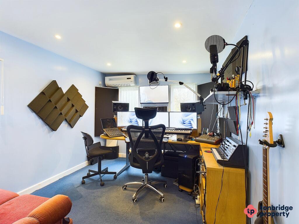 CAM03742G0-PR0016-STILL008