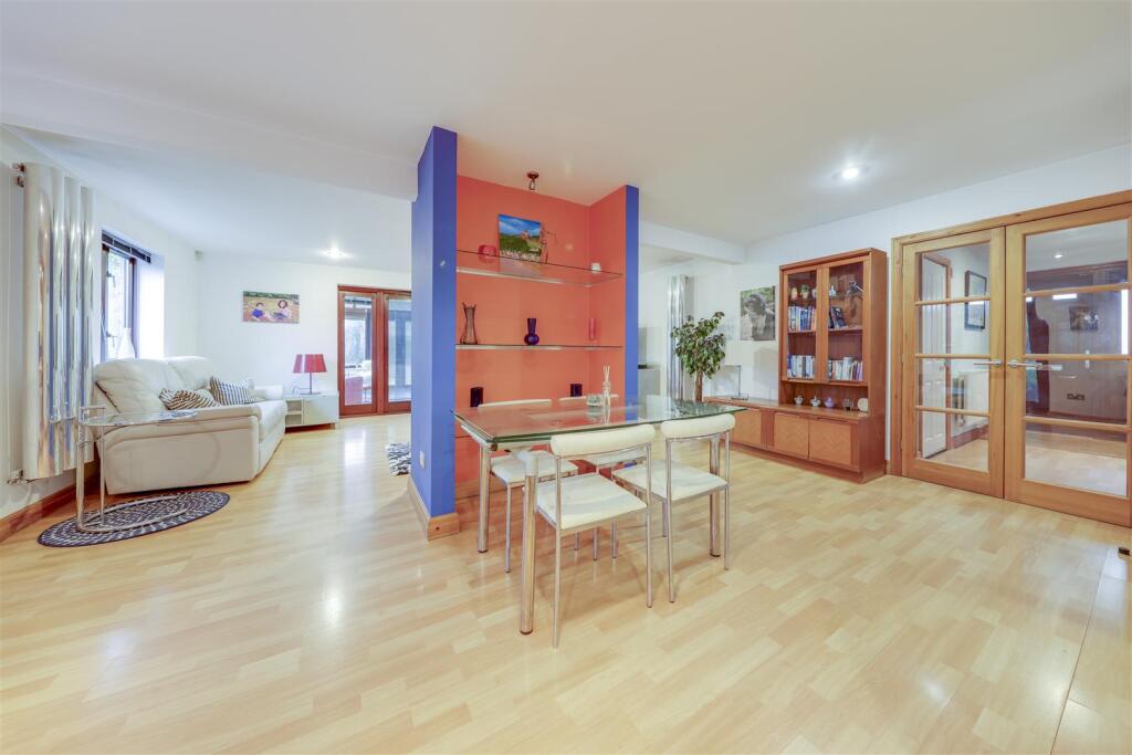 Open Plan Lounge / Dining aLT