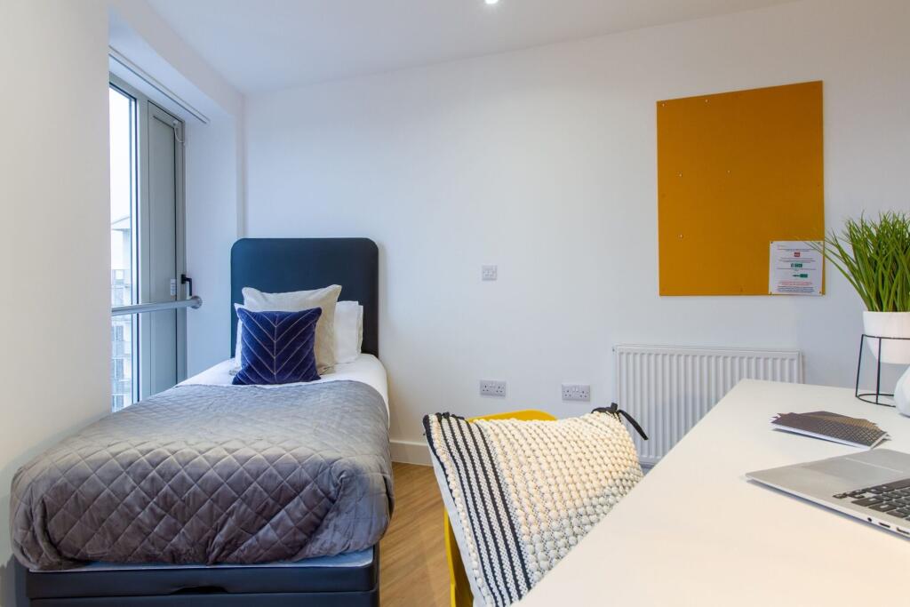 Bright and tidy single bedroom featuring a comf...
