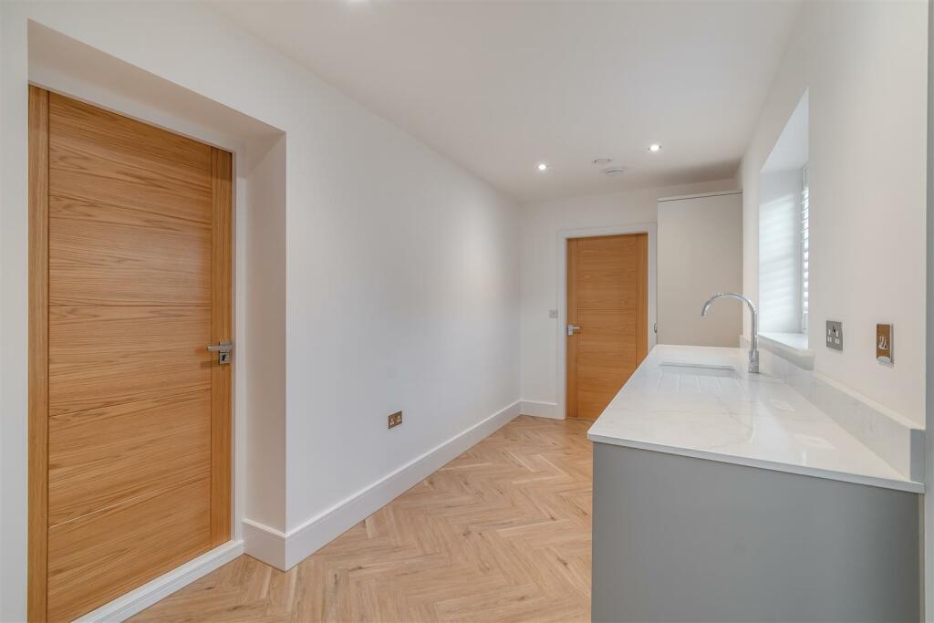 8584620-interior10.jpg