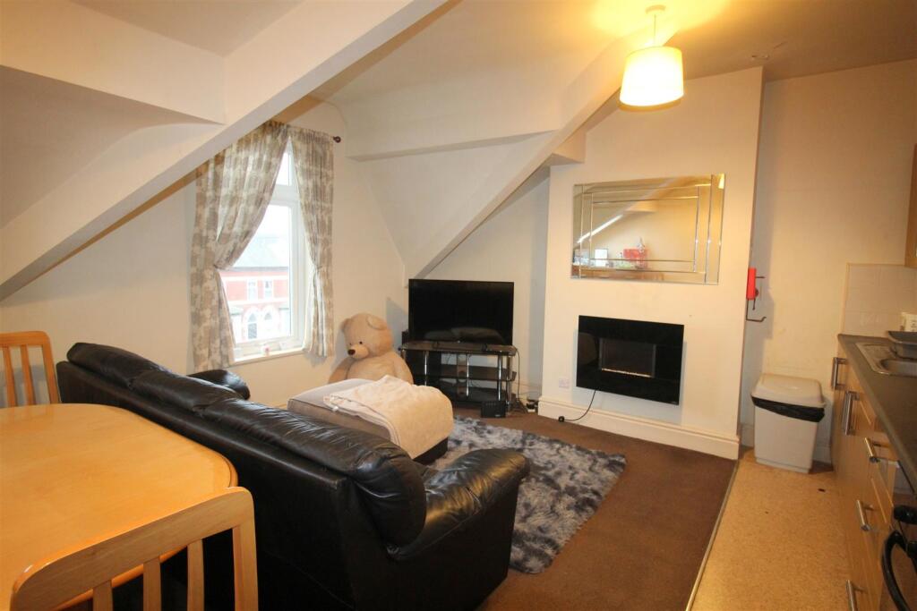 Open plan kitchen / lounge