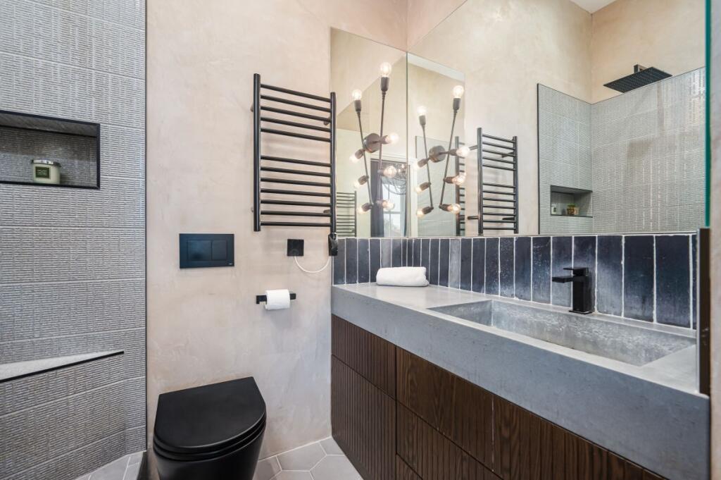 Master bedroom en-suite 