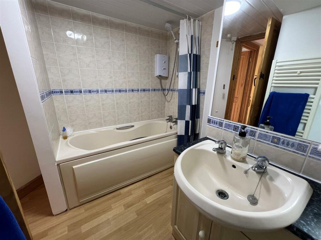 Bathroom 1.jpg