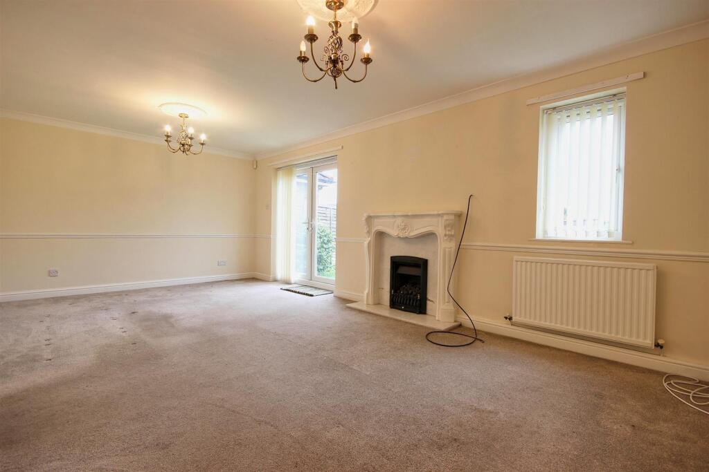 REAR LOUNGE