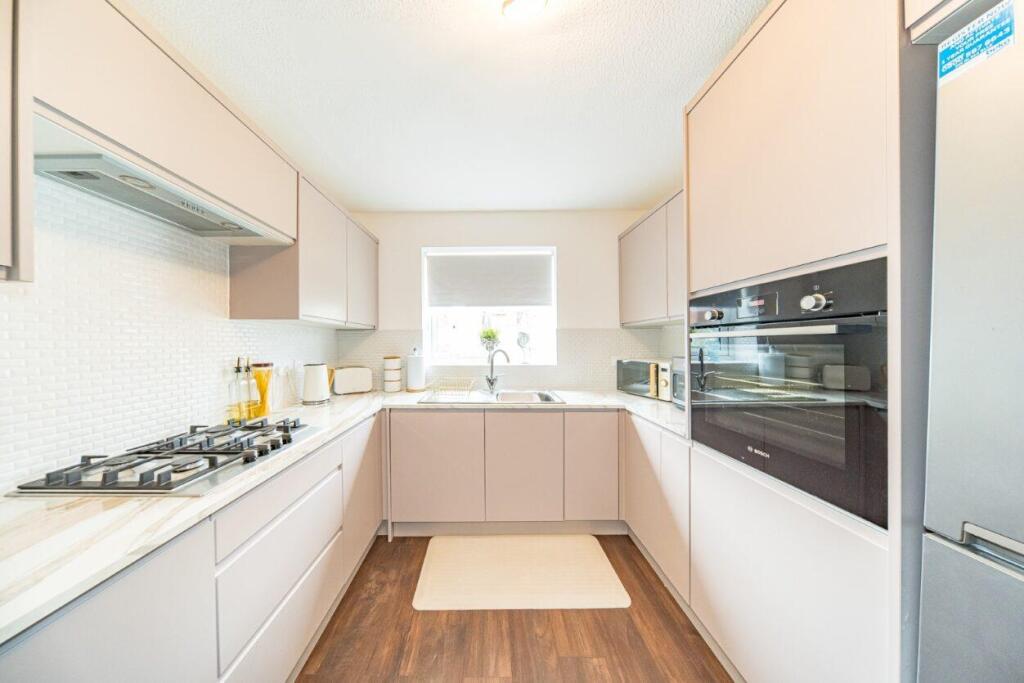 11 Newark Close kitchen 2.jpg