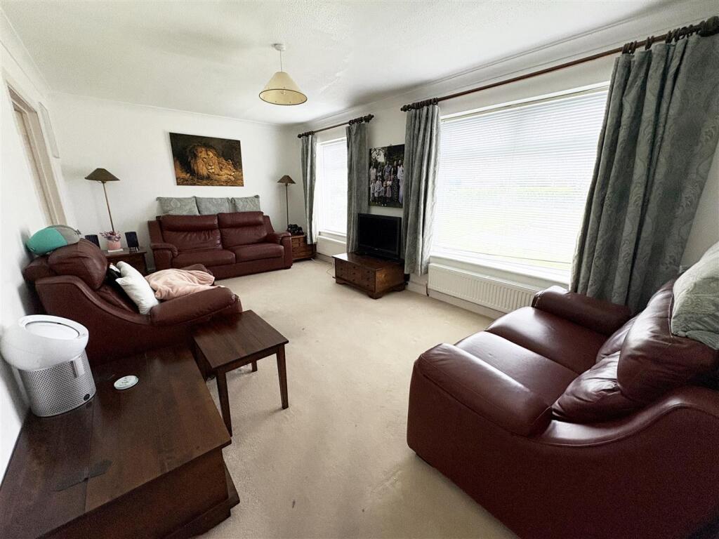 5. living room 2.jpg