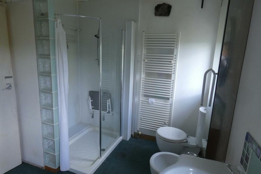 SPACIOUS BATHROOM