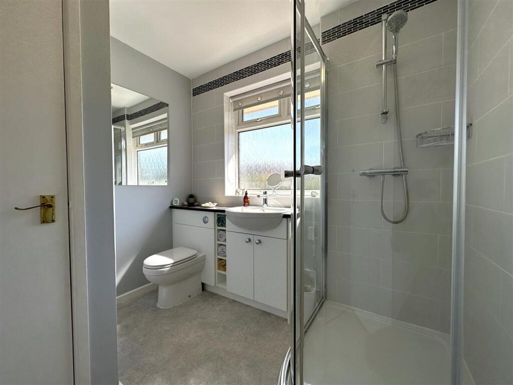 Stylish Modern GF Shower Room 842