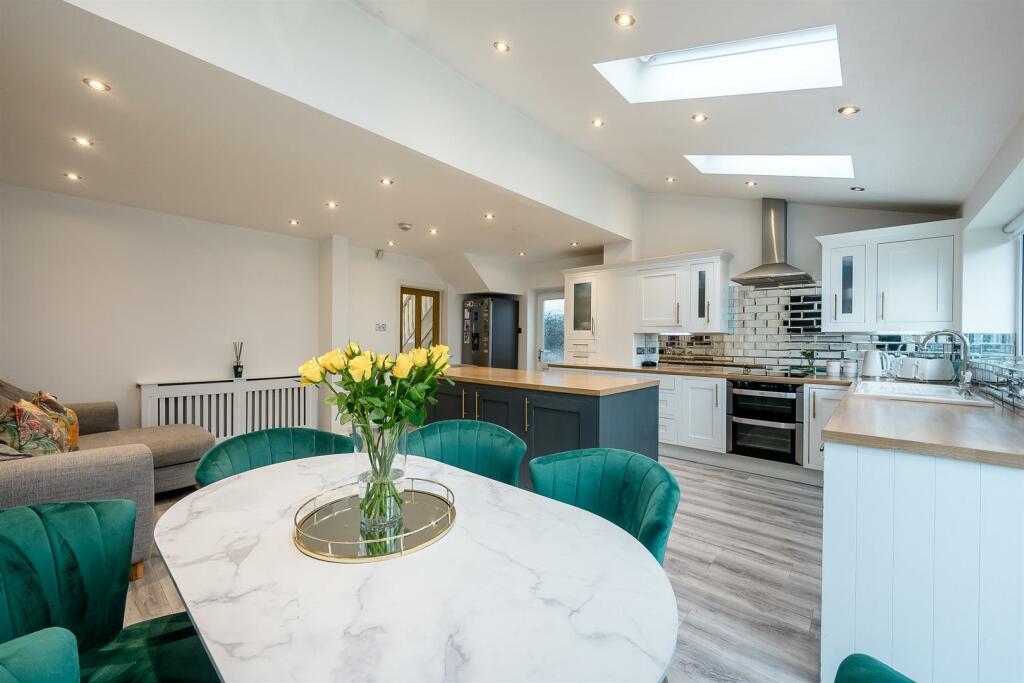 Open plan kitchen-family room
