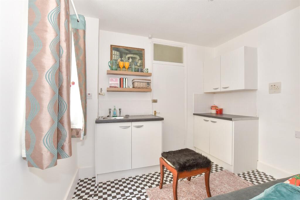Lounge/ Kitchen