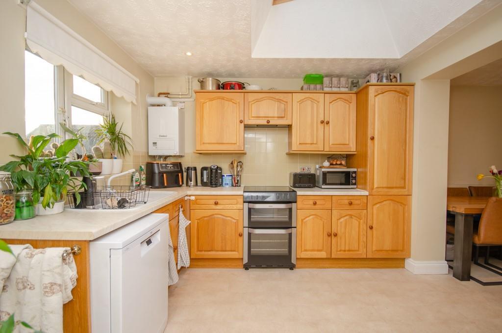 Kitchen pic 2.jpg