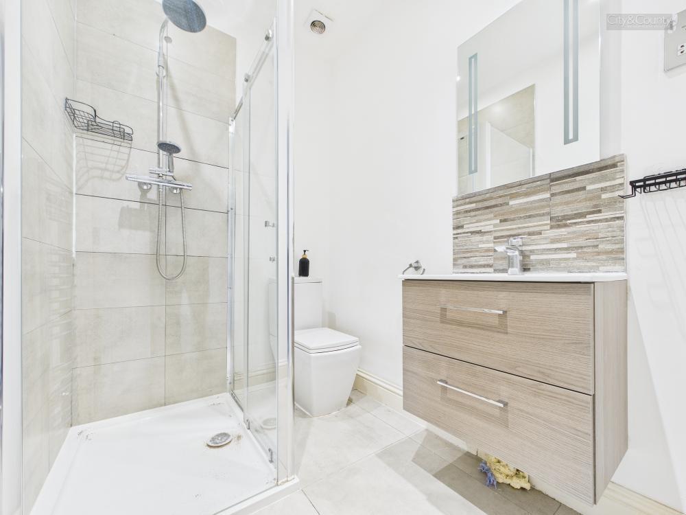 En-Suite To Master Bedroom