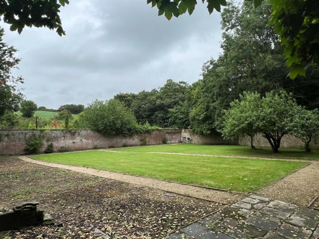 Walled garden 2.jpg
