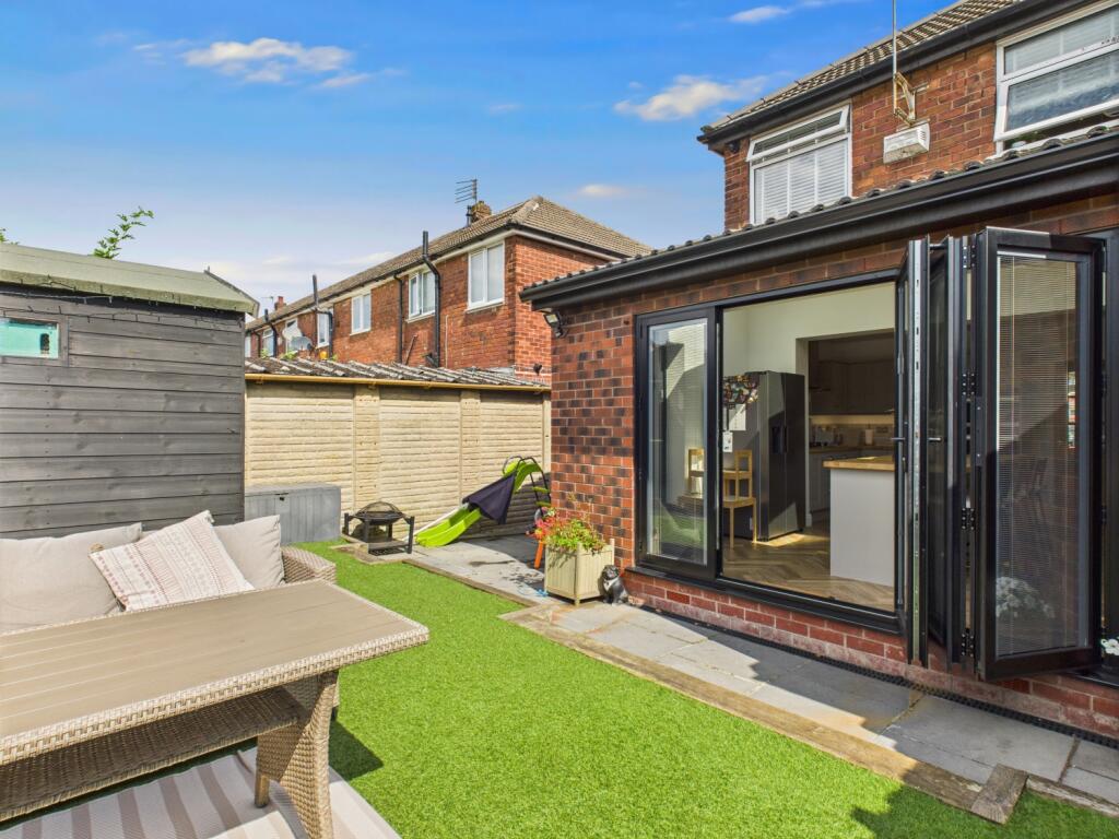 CAM03729G0-PR0115-STILL024