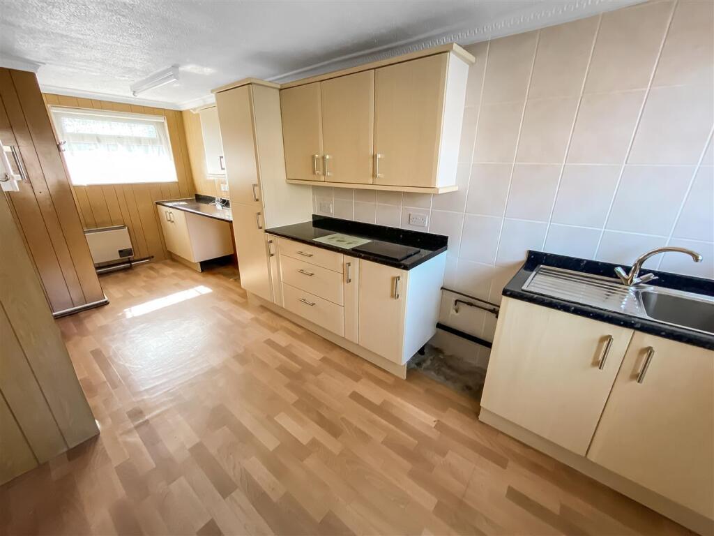 Kitchen (2).jpg