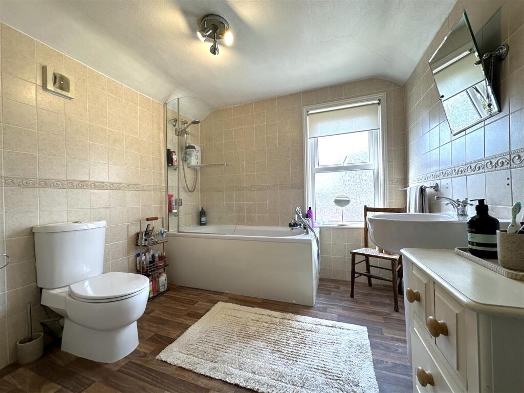 First Floor Bathroom 291