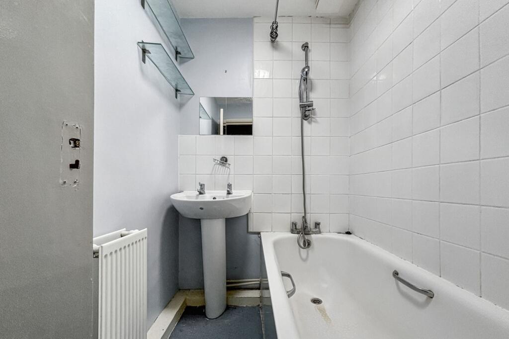 Flat B, 34 Callcott Road, Kilburn, London NW6 7EA